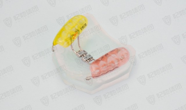 前牵包胶支架式快速扩弓矫治器