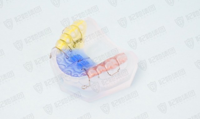 前牵式螺旋簧横向扩弓矫治器