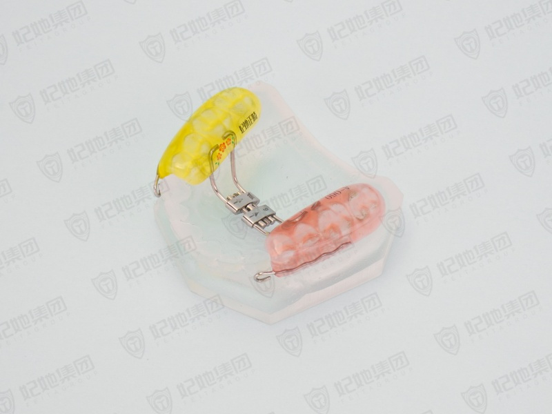 124-前牵包胶支架式快速扩弓矫治器.jpg